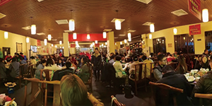 圣誕老人不僅帶來(lái)了糖果、蛋糕、還有無(wú)盡歡笑，因?yàn)樗小八荚础?>                             
                        </div>
                        <div   id=